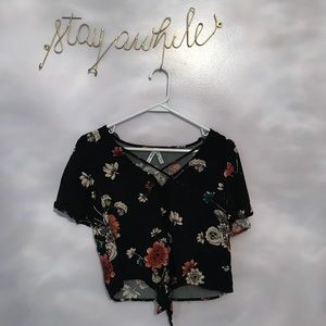 black floral tie front crop top!! 🖤🖤